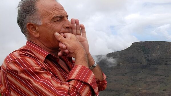 El Pleno de Agüimes impulsa la declaración del lenguaje silbado como Bien de Interés Cultural