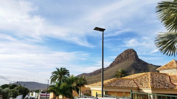 Las calles de Los Corralillos, en Agüimes, estrenan nueva iluminación fotovoltaica