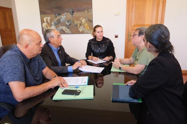 Fuerteventura apoya las acciones de intervención psicosocial de la AECC en la isla con más de 80.000 euros