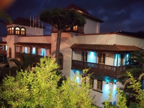 Teror conmemora el Día de las Enfermedades Raras con la iluminación de las Oficinas municipales