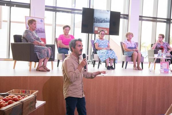 Las mujeres de la zafra del tomate comparten sus vivencias en la Biblioteca de Gran Tarajal