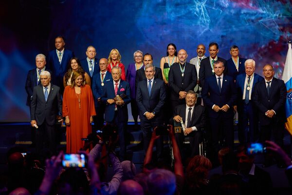 Canarias celebra su día y entrega los premios y medallas de oro del Archipiélago