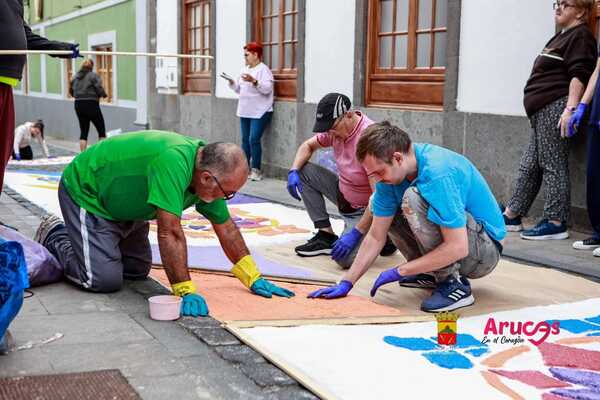 La alfombra del Centro Ocupacional de Arucas, una obra de arte efímera visitada por cientos de personas