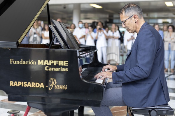 El Hospital Doctor Negrín acerca la música a usuarios y profesionales a través de un piano