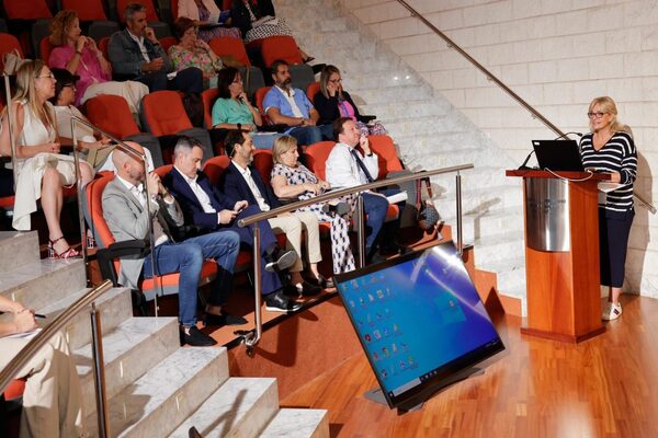 Canarias anuncia la creación de una Estrategia de Humanización para transformar el modelo de atención al paciente