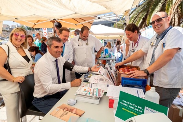 Más de 300 usuarios y 50 profesionales participan en una Feria de la Salud organizada por el Hospital Doctor Negrín