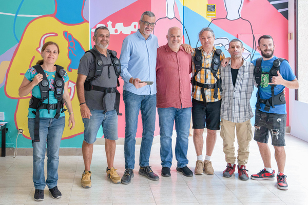 Lanzarote se compromete con la inclusión dotando de chalecos sensoriales a las personas con discapacidad auditiva