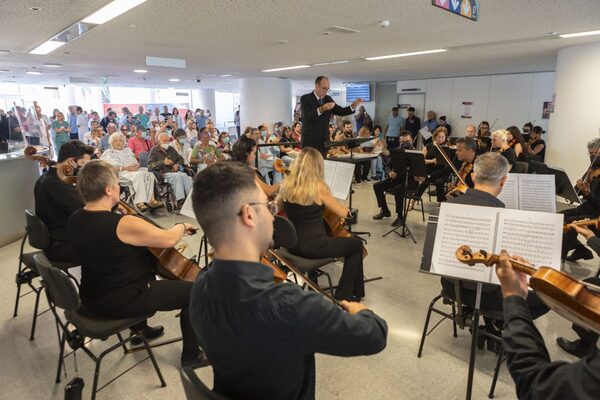 Pacientes, usuarios y personal del HUC disfrutan de un concierto de la Orquesta Sinfónica de Tenerife