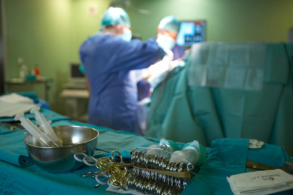 El Hospital Doctor Negrín realizó en 2023 más de 14.800 intervenciones quirúrgicas