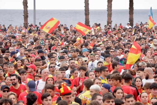 Más de 7.000 personas siguen la final de la Eurocopa desde la Plaza de la Música en Las Palmas de Gran Canaria