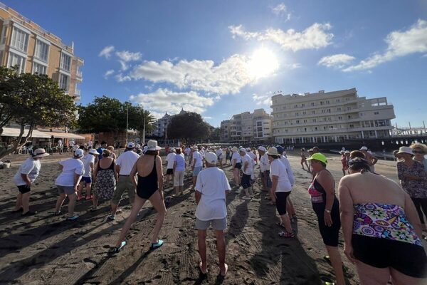 Mayores y Amisur, en San Miguel de Abona, se benefician de actividades en la playa