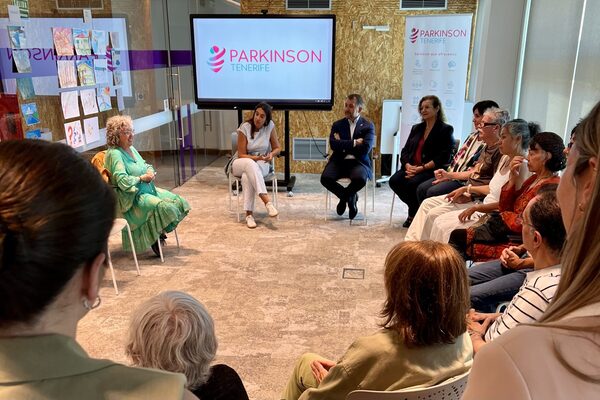 Santa Cruz visita la exposición del proyecto ‘Badana’ de la entidad Parkinson Tenerife
