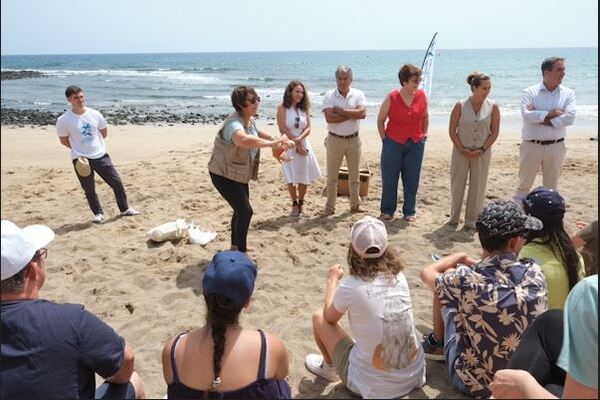 Fuerteventura libera cuatro tortugas con la presencia de usuarios del Centro de Día de Discapacidad Intelectual