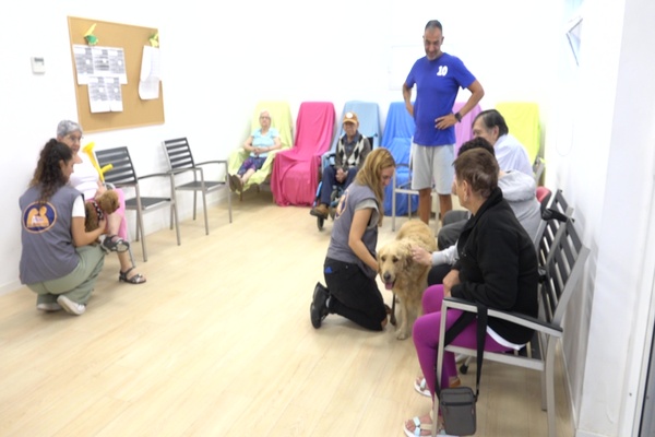 Leo y Chloe conquistan a las personas mayores del CED de Ingenio