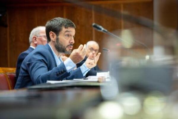 Bustinduy urge a combatir la pobreza en España adoptando una prestación universal por crianza e interviniendo el mercado de la vivienda