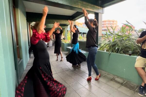 La Asociación de la Tercera Edad vuelve de sus vacaciones con una pequeña Feria de Sevilla