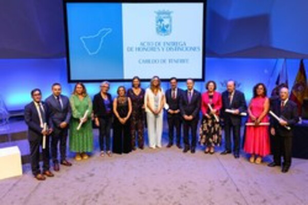 Tenerife honra a figuras destacadas con los títulos de Hijo Adoptivo, Hijo Predilecto y Medallas de Oro en un emotivo acto de reconocimiento
