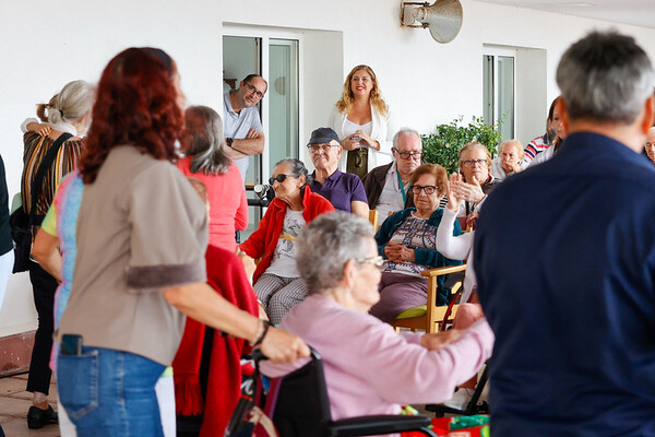 La Residencia de Mayores de Taliarte ofrece un concierto de Pepe Benavente en conmemoración del Día de los Mayores