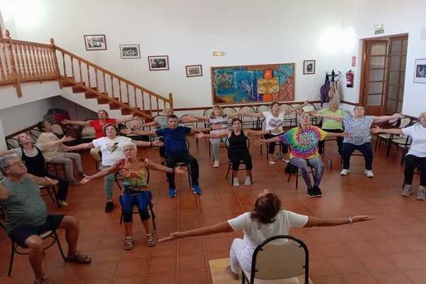 Éxito de participación en los talleres de yoga en silla para mayores de 60 años de Antigua