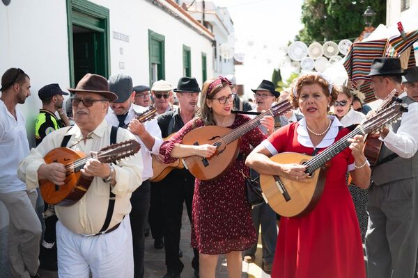 Población local y visitante disfruta a lo grande de un viaje al pasado más tradicional de Arona
