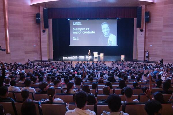 El Langui lanza su mensaje frente al acoso escolar ante más de un millar de estudiantes de Fuerteventura