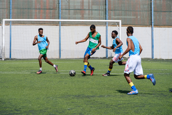 La Real Federación Española de Fútbol dona miles de prendas deportivas para las personas migrantes llegadas a Canarias