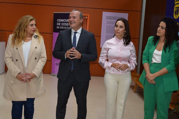 Gran Canaria expone los 15 proyectos que concursan para ser la primera escultura que rinda homenaje a mujeres víctimas de violencia de género en la isla