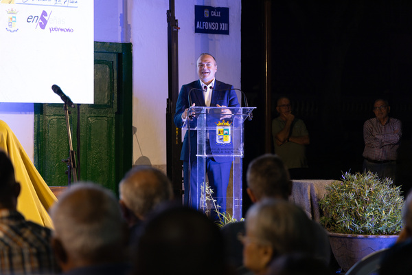 Augusto Hidalgo inaugura la escultura que rinde homenaje al popular vecino de La Aldea, Pedro Navarro ‘Ico’