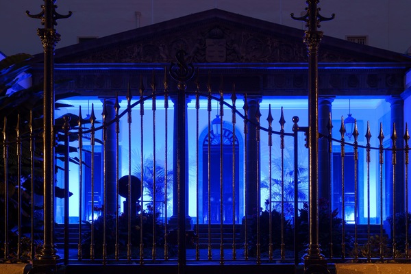 El Parlamento de Canarias se iluminó de azul por el Día Nacional del Daño Cerebral Adquirido