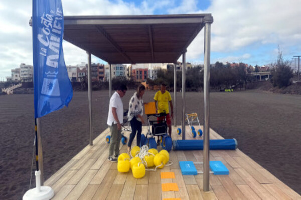 Telde dota sus playas de material que facilitará la accesibilidad al baño de personas con discapacidad