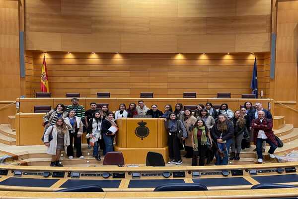 Gran Canaria invita a 21 jóvenes a conocer el funcionamiento del Congreso y el Senado con parlamentarios canarios