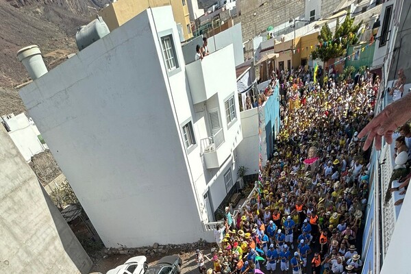 Miles de personas se reúnen en La Aldea de San Nicolás para celebrar la Bajada de la Rama de las Fiestas de San Nicolás de Tolentino 2024
