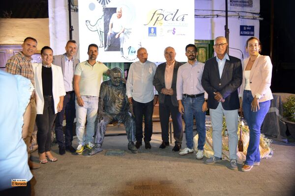 La Aldea de San Nicolás inaugura la estatua dedicada al vecino y referente cultural y patrimonial Pedro Navarro Rodríguez ‘Ico’