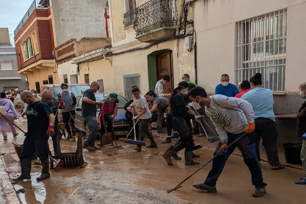 La generosidad de 400 voluntarios, movilizados por Plena inclusión, busca paliar las necesidades más urgentes de las personas con discapacidad intelectual afectadas por la Dana de Valencia La generosidad de 400 voluntarios, movilizados por Plena inclusión, busca paliar las necesidades más urgentes de las personas con discapacidad intelectual afectadas por la Dana de Valencia