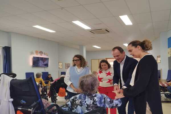 Agüimes acompaña a los usuarios y usuarias de la Residencia de Mayores en la víspera de Nochebuena