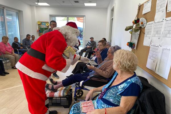 Papá Noel lleva ilusión y regalos al Centro de Estancia Diurna de Mayores de Ingenio