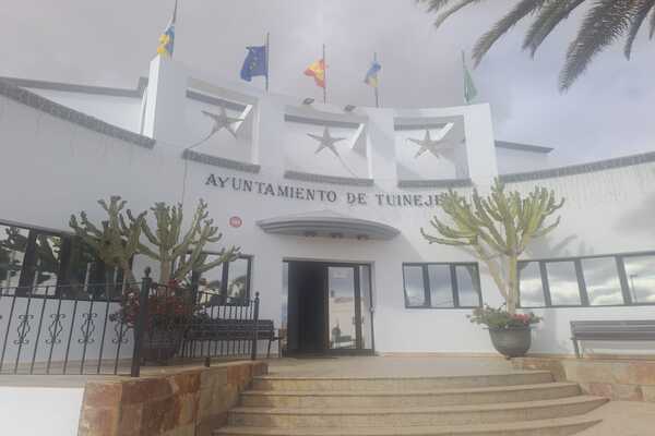 Tuineje exige al Gobierno de Canarias la ejecución de obras esenciales en el CEIP Gran Tarajal Fachada del Ayuntamiento de Tuineje