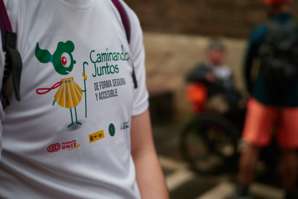Correos estrena la iniciativa ‘Doce causas, un camino’ con el Camino de Santiago accesible