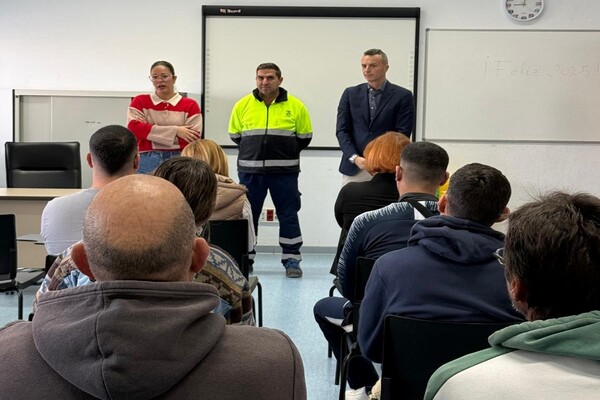 La Aldea de San Nicolás da la bienvenida a las 12 personas que durante un año formarán parte de la plantilla municipal