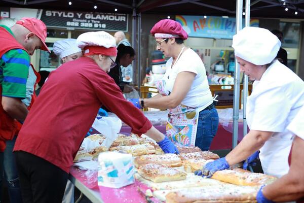 La recaudación del Gran Roscón de Reyes solidario de La Orotava irá para Cáritas y Cruz Roja