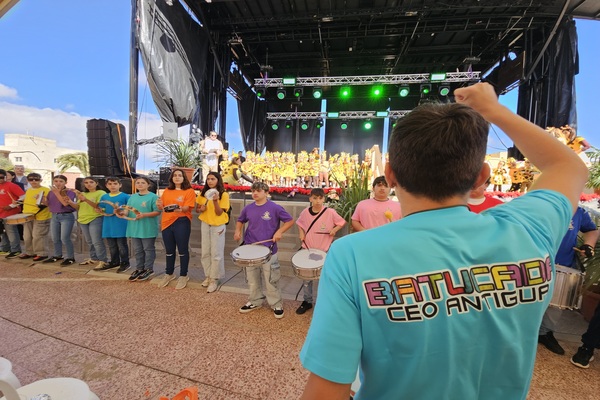 500 escolares de cuatro centros educativos comienzan los Carnavales recorriendo las calles de Antigua
