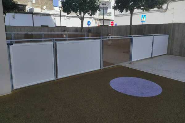 Arrecife mejora la seguridad en el CEIP La Destila renovando vallas deterioradas