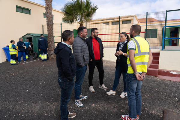 El Plan de Empleo ‘El Cabildo, Actúa’ trabaja ya en la rehabilitación de centros educativos de Fuerteventura