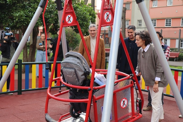 La Laguna refuerza su compromiso por una infancia sin barreras instalando un nuevo módulo adaptado en La Constitución