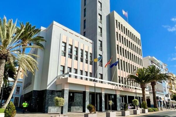 La Palma refuerza la accesibilidad del transporte público a través de los pictogramas en las marquesinas y paradas de guagua