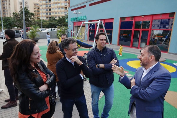 Santa Cruz de Tenerife inaugura el renovado parque infantil de la plaza José Javier Pérez Pérez