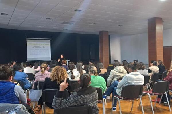 El programa ‘Educar en Familia’ llega a la Vega de San Mateo