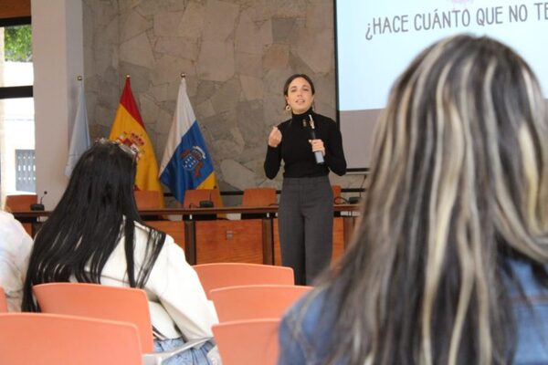 El programa Educar en Familia pone el foco en Agüimes en los efectos de la sobreexposición a las redes sociales