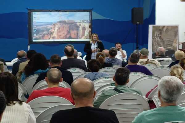 Presentados en El Burrero proyectos de accesibilidad y embellecimiento para mejorar el litoral