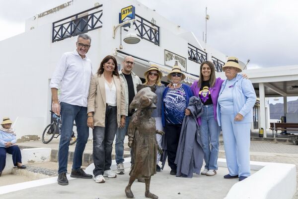 Teguise rinde homenaje a la mujer graciosera con la inauguración de un conjunto escultórico en Caleta de Sebo
